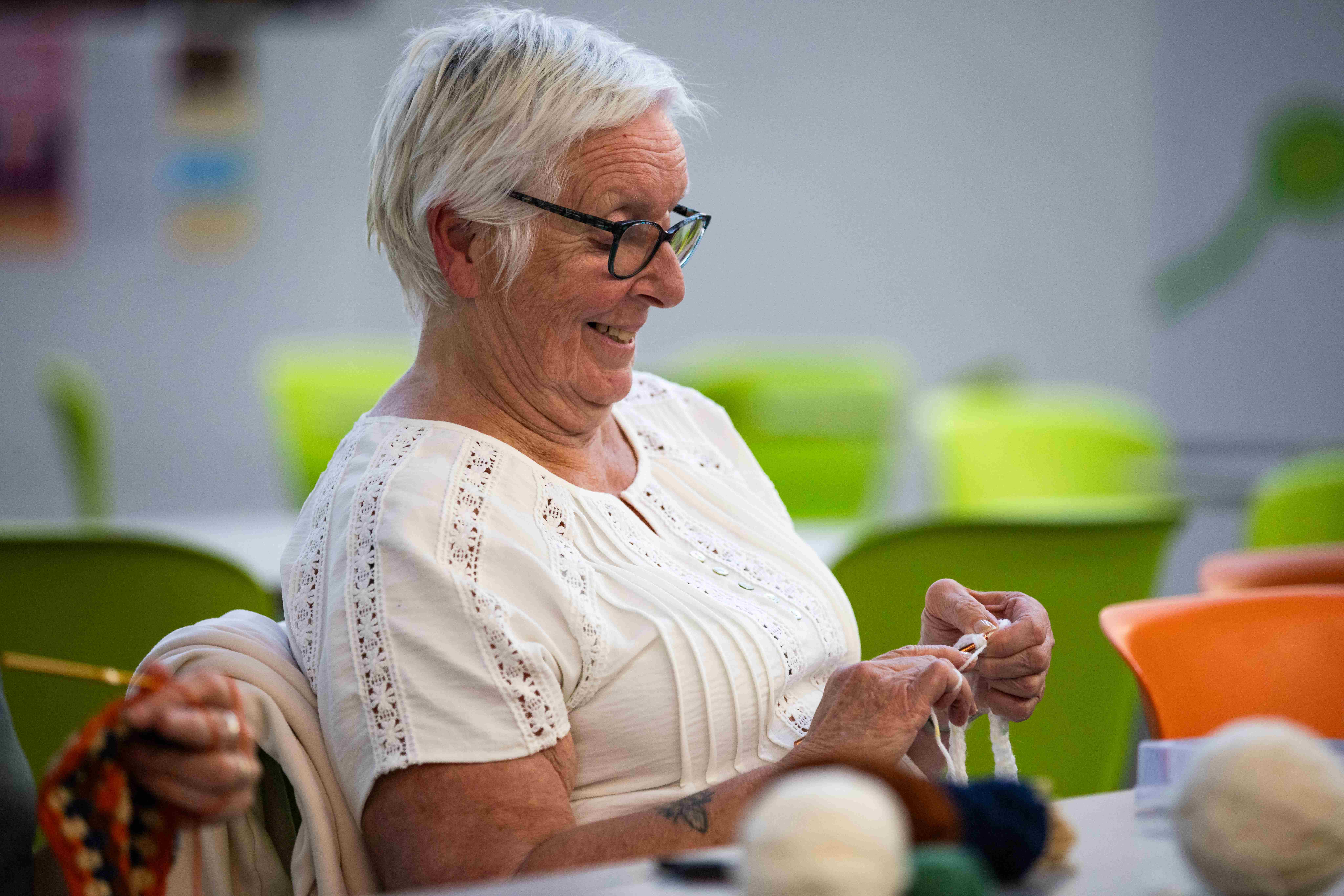 A lady at a knitting class