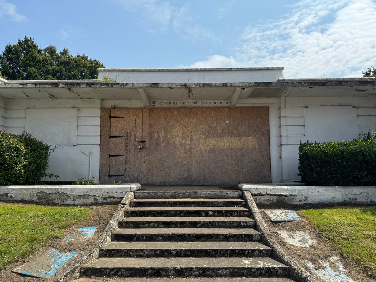 The entrance to Broomhill Lido