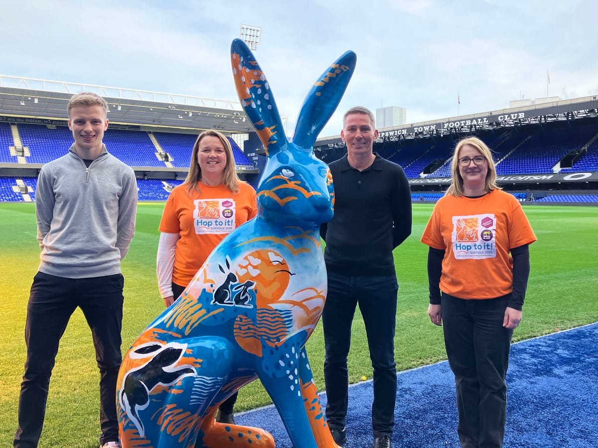 Matt Holland & Seb Norton from ITFC alongside hospice staff and the hare sculpture